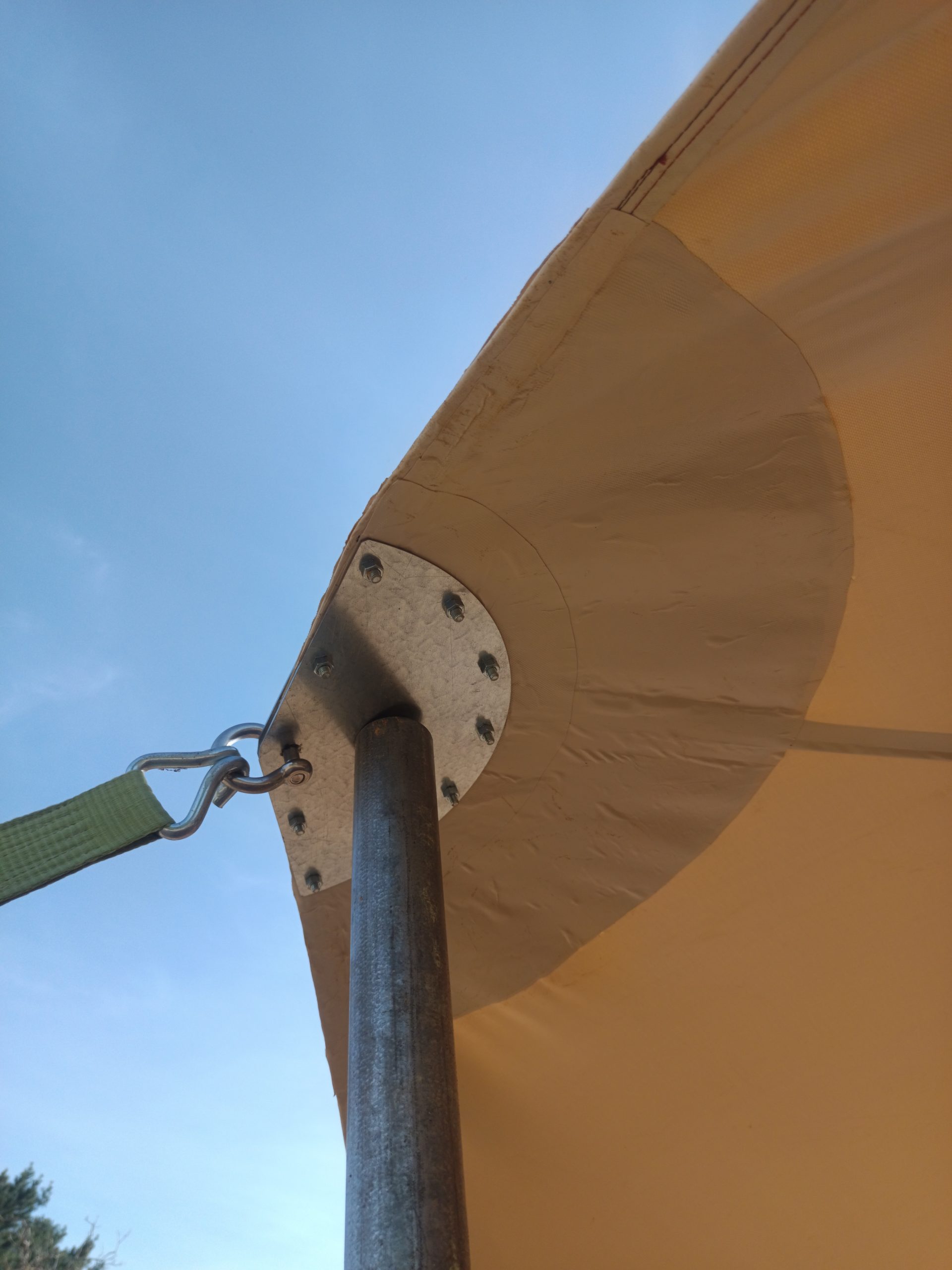 Détail du renfort de toile et du système de haubanage sur un mât de tente nomade