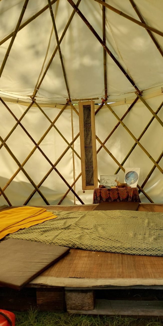 intérieur d'une yourte avec perches et treillis visibles