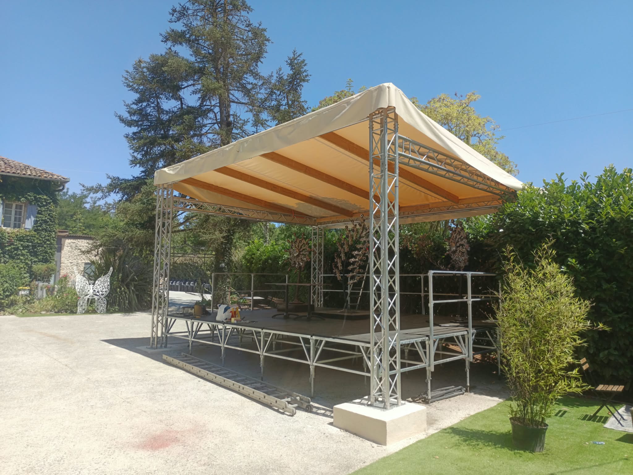 Couverture de scène installée dans un jardin en plein jour