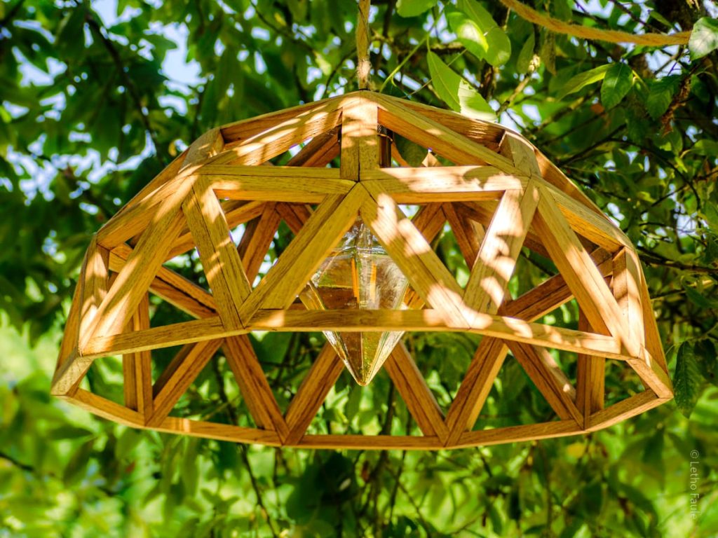 Lumidôme, lampe artisanale en bois massif à structure géodésique