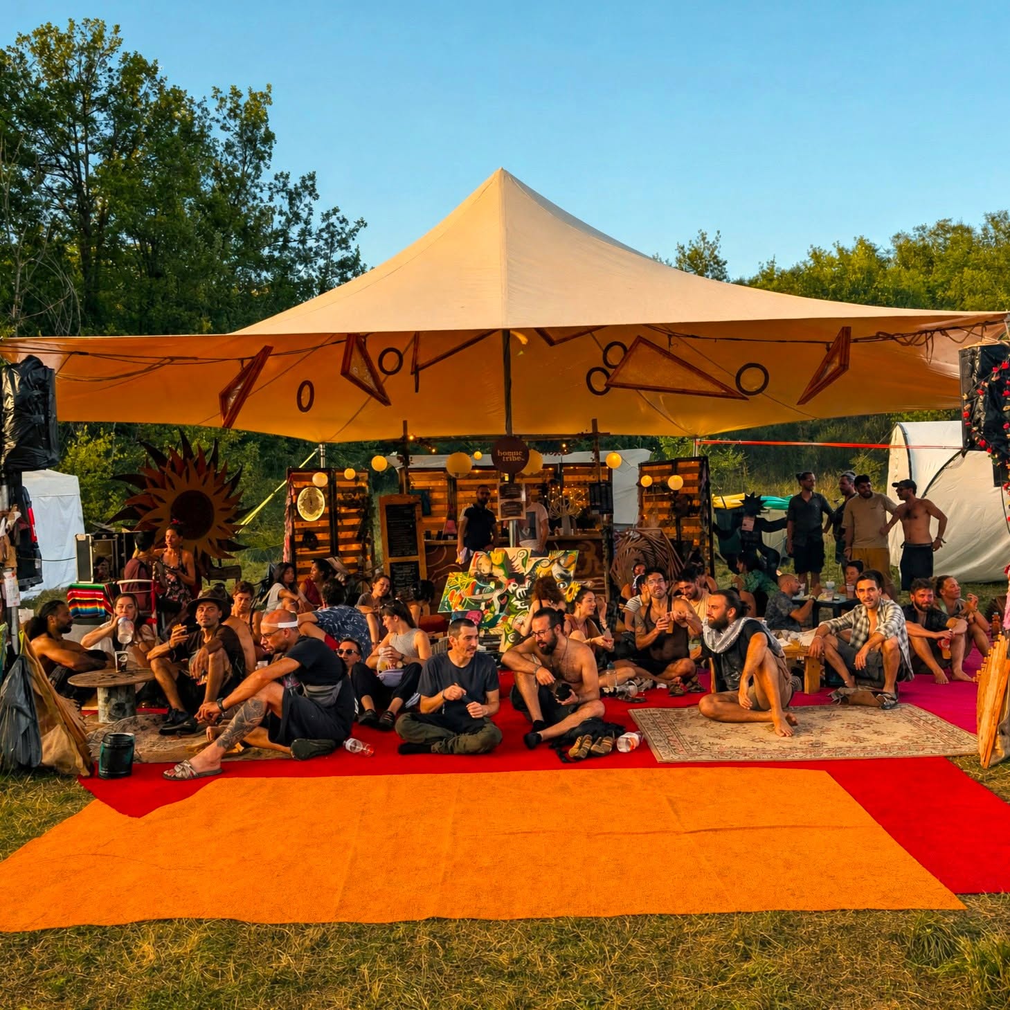 Chapiteau hexagonal avec du public en festival