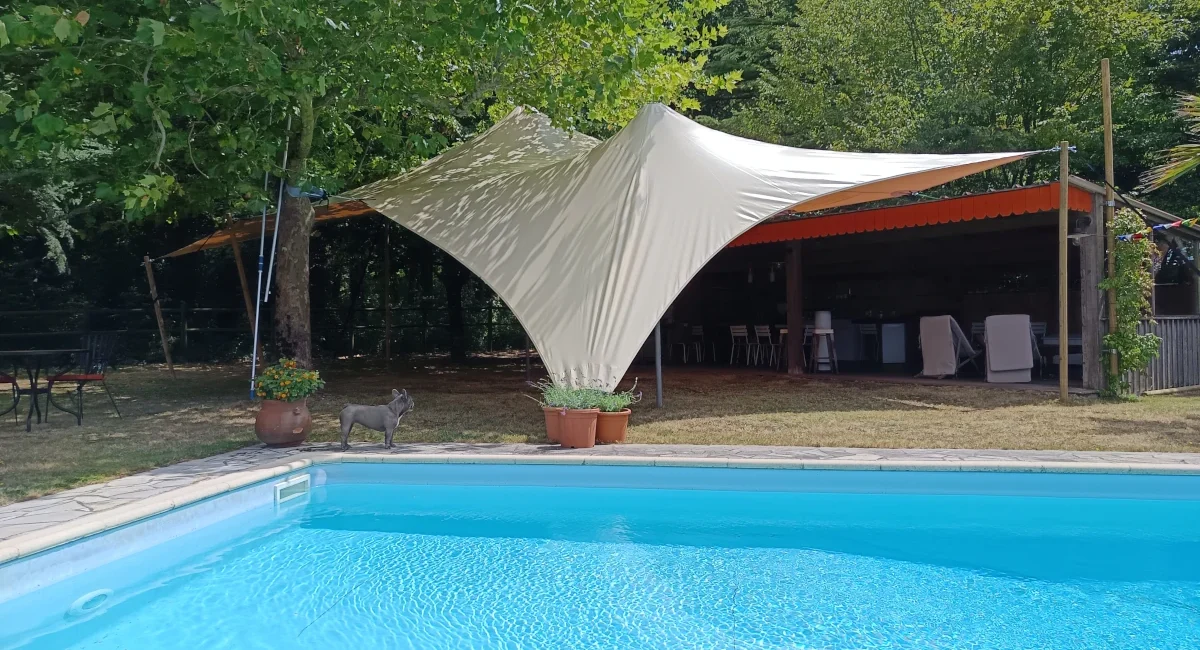 Tente nomade installée devant une piscine