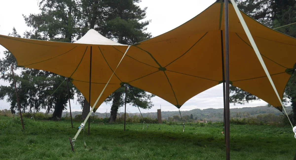 Chapiteau double mât installé dans un jardin