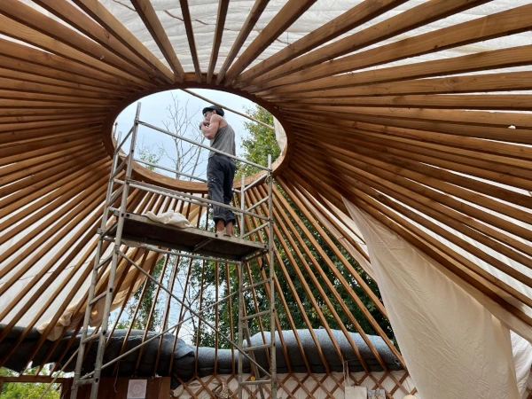 toiture de yourte depuis l'intérieur